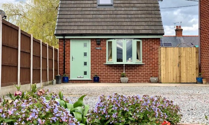 Marchwiel House | Meadow View Retreat with Hot Tub – Country Escape Awaits!