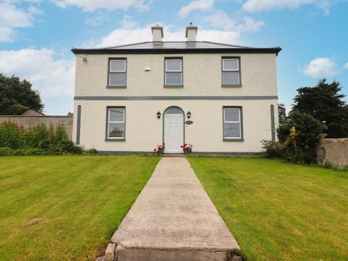 Quin House | Elegant Meadow View: Child-Friendly 4-Star Retreat