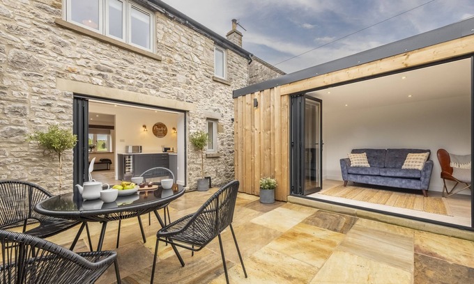 Taddington Cottage | Meadow View: A Unique Stone Cottage with Family-Friendly Amenities