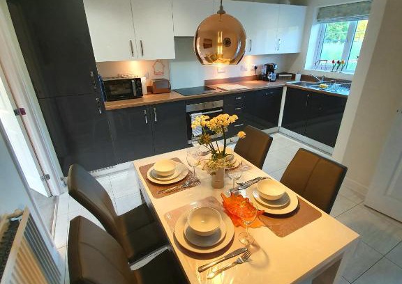 Pleasley House | Idyllic Meadow View: Family-Friendly Retreat in England