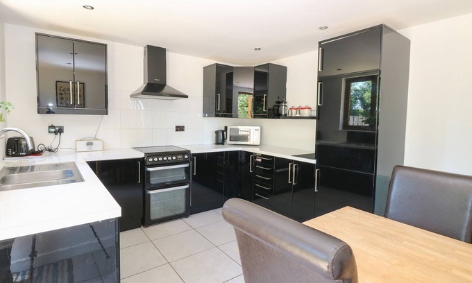 East Harling Cottage | Cozy Meadow View: Pet Friendly Retreat with Open Fire