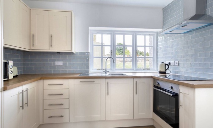 Coln St Aldwyns Cottage | Meadow View: Family-Friendly Retreat with Kitchen & Breakfast