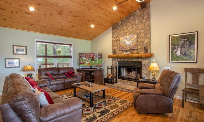 Banner Elk House | Relaxing Retreat at Meadow View: Pet-Friendly & Spa Amenities