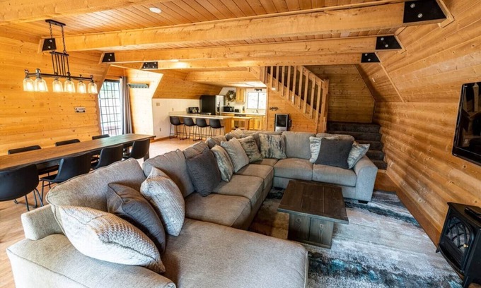 Duck Creek Village Cabin | Discover Meadow View Retreat: Pet-Friendly & Family Fun