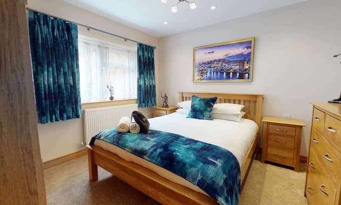 Witney Apartment | Meadow View: Cozy Witney Holiday Let with Breakfast Included