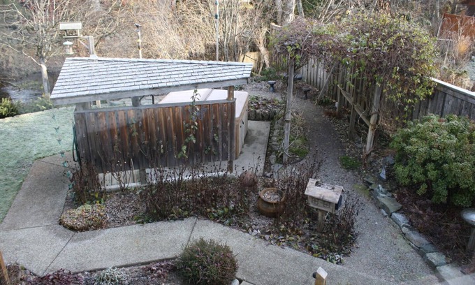 Brackendale House | MeadowBrook Suite: Deluxe 2 BDRM with Yard & Hot Tub