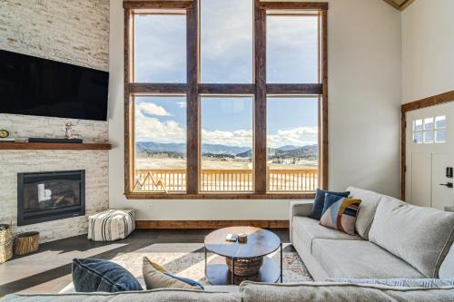 Indian Mountain House | Discover Meadowlark Mountain Club with Rockies Views