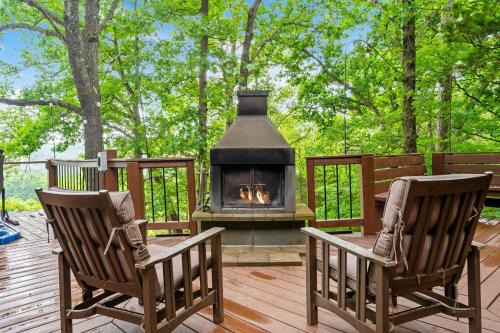 Blue Eye Cabin | Discover Meadows Edge Lodge with Game Room & Pool Access