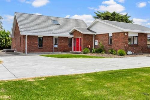 Waiau Pa House | Cozy Meadowview Retreat - 5 Mins to the Beach & Eco-Friendly