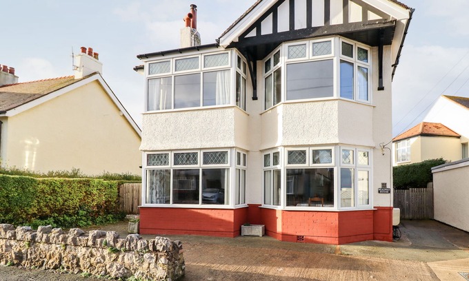 Rhos on Sea Cottage | Pet-Friendly Escape at Meadway House in Rhos-On-Sea