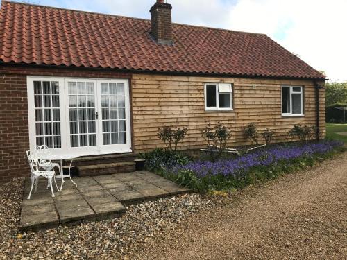 Narborough Apartment | Highly Rated Meal House: Family & Pet Friendly Retreat