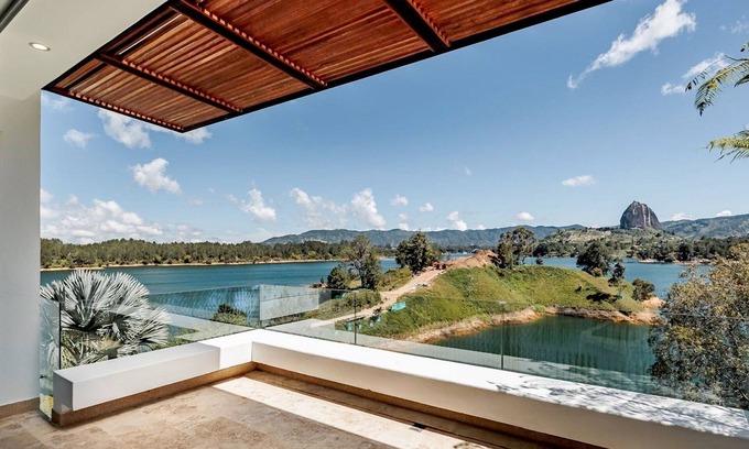 El Penol Villa | Charming Country House Retreat in Guatape with Pool