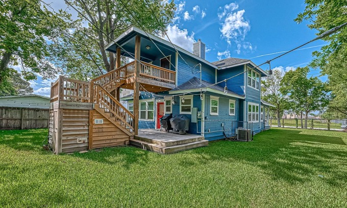 Riverside Terrace House | Comfortable 2-Bedroom Unit Near Medical Center with Yard