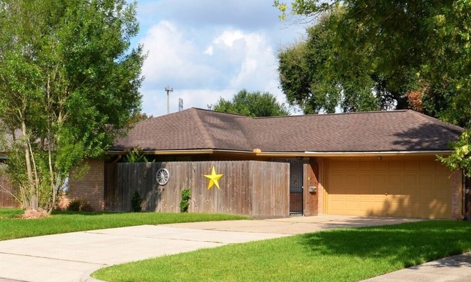 Willow Meadows/Willowbend Area House | Medical Center, Comfortable Home, Everything Included!