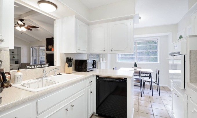 Vance Jackson House | Prime Location Near Medical Center & Six Flags with Spa