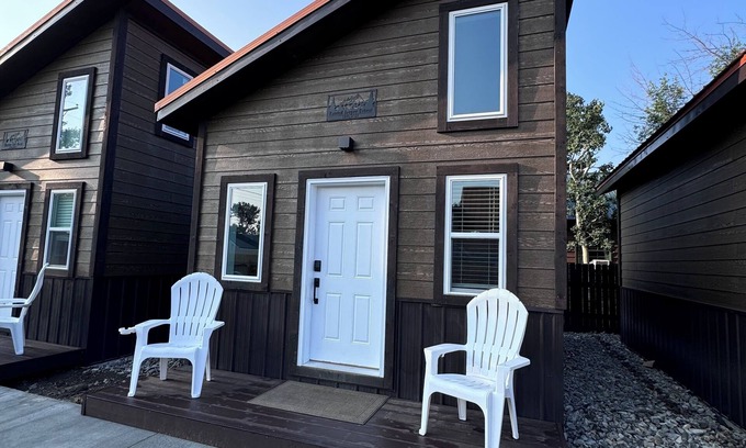 East Glacier Park Village Cabin | Experience Medicine Grizzly Mountain Lodge with Ocean Views