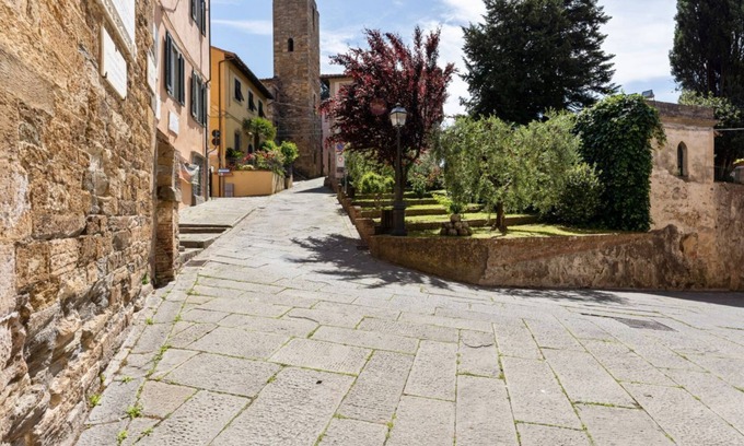 Vicopisano Apartment | Historic Vicopisano Apartment with Breakfast & Kitchen Access
