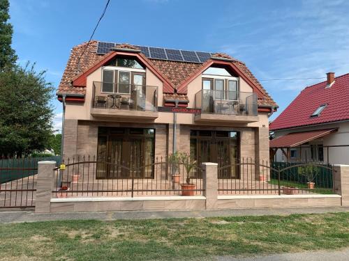 Szantod Apartment | Mediterán Fedett Medencés Apartmanház: Family-Friendly Oasis