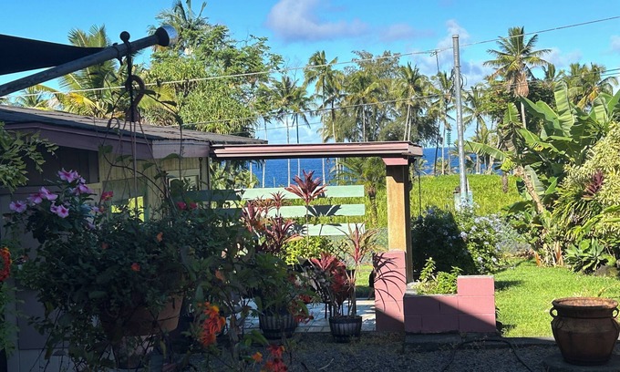 Kapoho Apartment | Charming 2BR Garden Apartment Steps from the Ocean