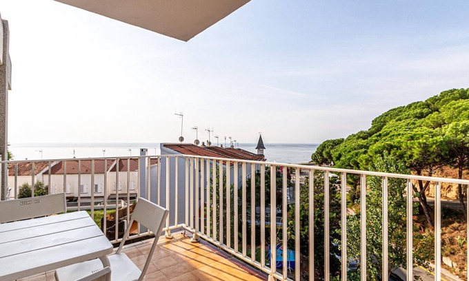 Sant Pol De Mar Apartment | Tranquil Retreat with Mediterranean Sea Views & Spa