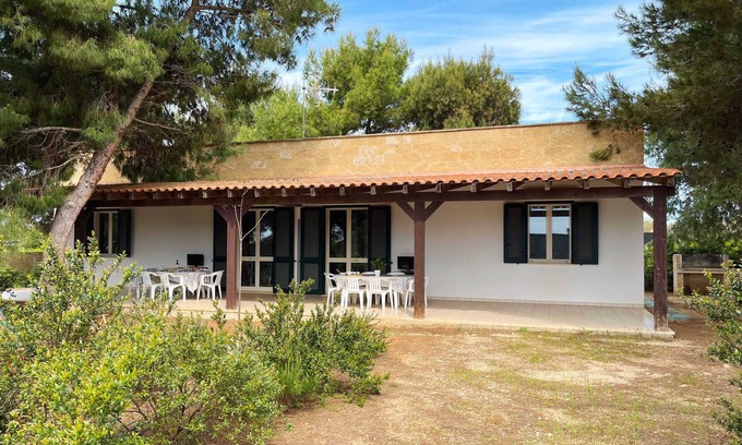 Capilungo House | Spacious Cottage for 8-20 Near Gallipoli with Ocean Views