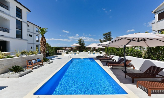 Petrcane Apartment | Oceanfront Mediterraneo Garden Apartments with Great Amenities