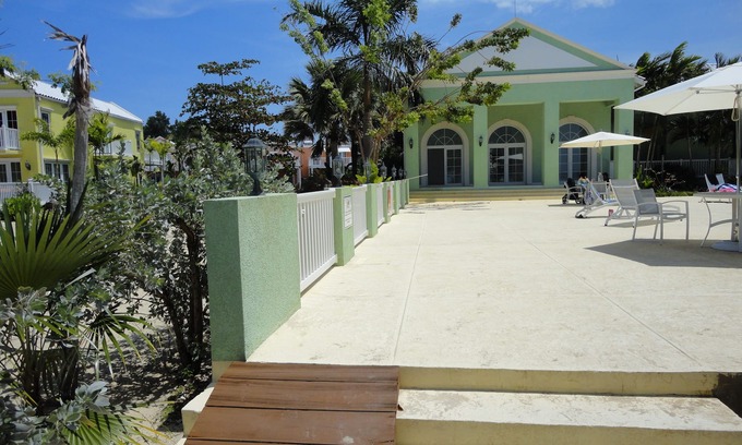 Orange Bay House | Discover Meelie's Villa: Pool, Beach & Ocean Views Await