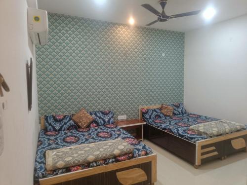 Omkareshwar Hotel | Budget-Friendly Comfort at MEERA: Pet and Child Friendly