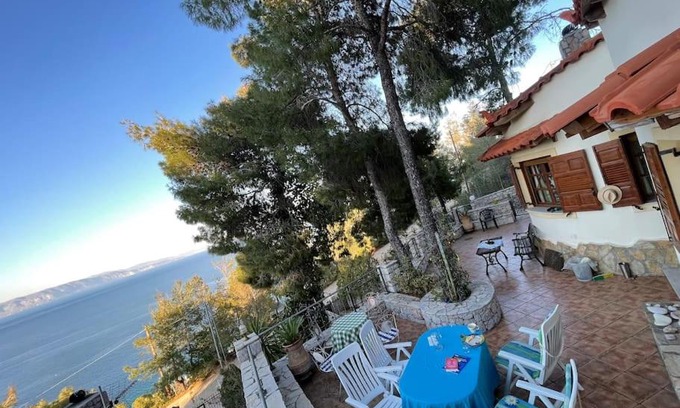 Katakali House | Cozy Meerblick unter Kiefern: Pet-Friendly Retreat
