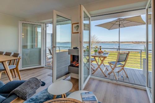 Hohwacht Apartment | Oceanfront Retreat: Meeresblick with Pet-Friendly Amenities