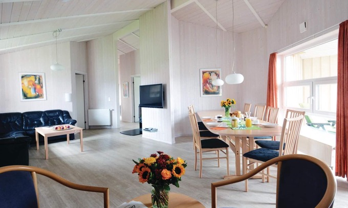 Travemuende House | Spacious 5-Bedroom Retreat in Travemünde-Priwall