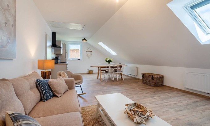 Eilsum Apartment | Meereszeiten - Pet-Friendly Getaway with Ocean Views