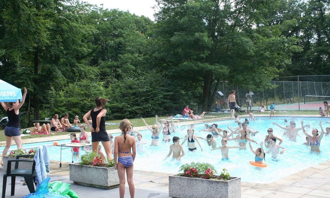 Izier House | MEERHUISJE: Lake View Retreat with Pool & Family Amenities