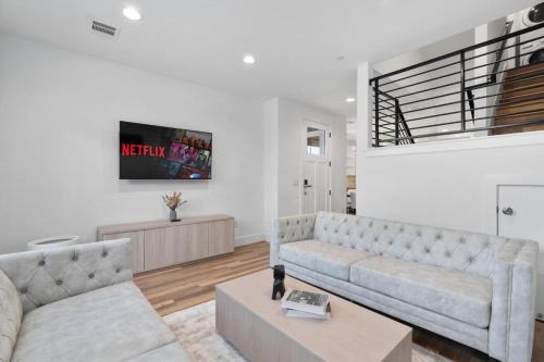 University Hills and Windsor Park House | Mega Home - Up to 20 People - Mins 2 ACL-F1-Dwntwn