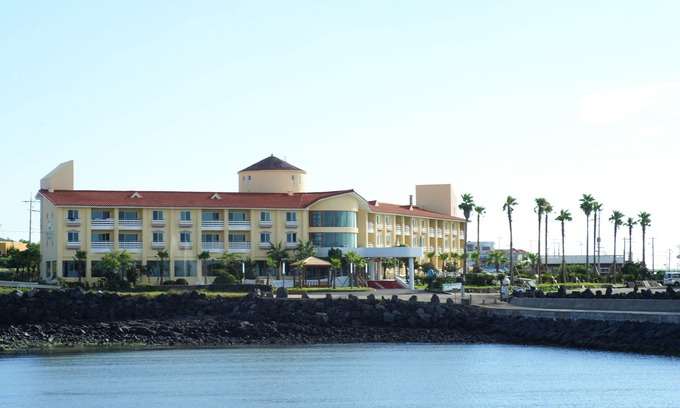 Hallim Apartment | Family-Friendly Mega Resort with Restaurant & Breakfast