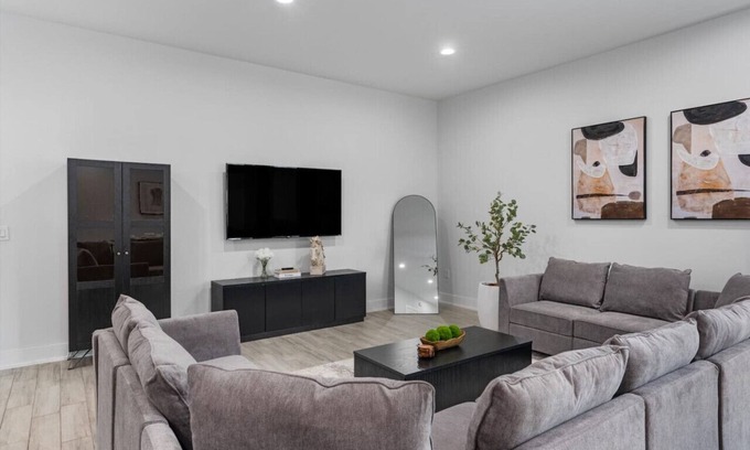 University Hills and Windsor Park House | Mega Sized Luxury - Up to 24 Ppl - Downtown Access