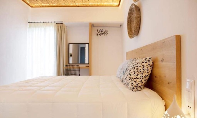 Skiathos Town Apartment | Oceanfront Megali Ammos House with Breakfast & Views