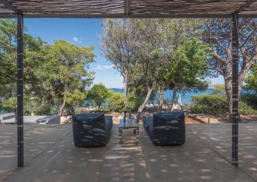 Bralos House | Experience Megara sur Mer: Pet-Friendly Oceanfront Retreat