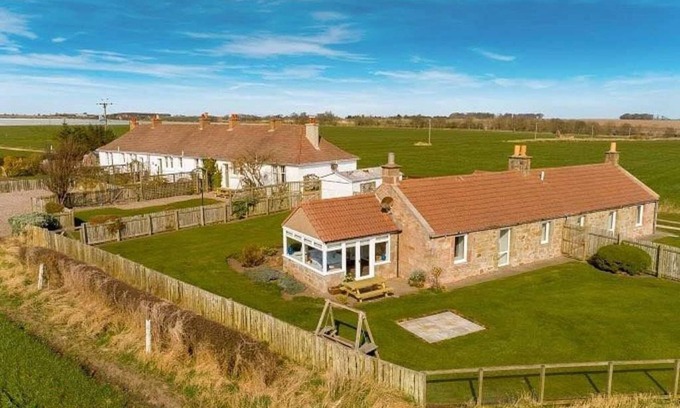 Anstruther Cottage | Meggie Allans Cottage: Cozy Retreat for 4 with Breakfast