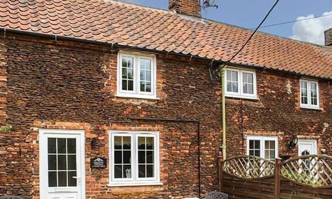 Dersingham Cottage | MEGGIE'S COTTAGE, romantic, character holiday cottage in Dersingham