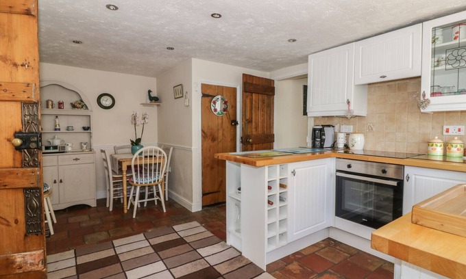 Drayton Cottage | Experience Comfort at Megs Cottage: Pet-Friendly Retreat