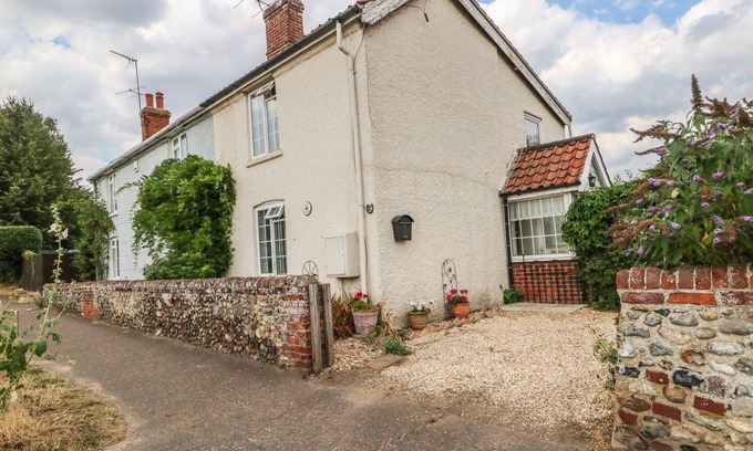 Drayton House | MEGS COTTAGE: Pet-Friendly Retreat with a Garden in Norwich