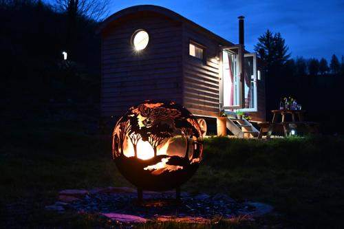 Carmarthen Cabin | Idyllic Meidrim Meadows Shepherd's Hut - 10/10 Guest Rated