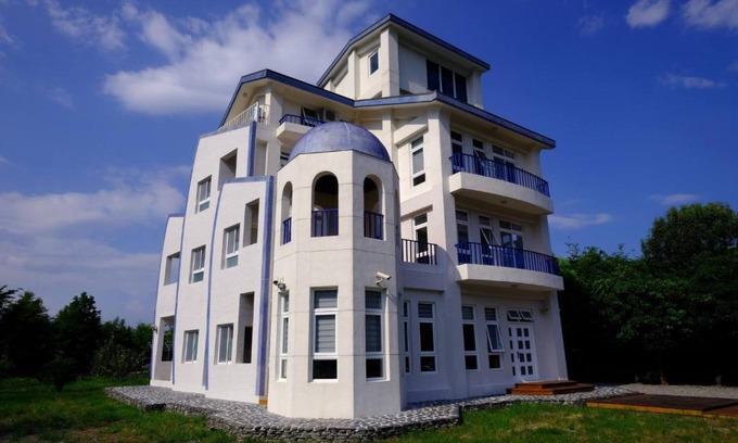 Dongshan Bed & Breakfast | Family-Friendly Retreat at Meihua Lake Corner B&B