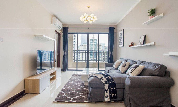 Zhujiang New Town Apartment | Family-Friendly Meixu Apartment with Kitchen Amenities