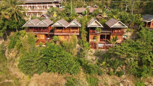 Pakbeng Hotel | Welcoming Mekong Riverside Lodge with Family-Friendly Amenities