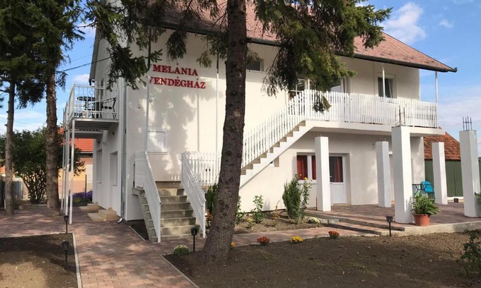Balatonfokajar House | Oceanfront Melánia Vendégház: Family-Friendly Getaway