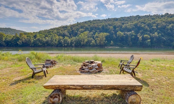 Boswell Cabin | Exceptional Melbourne Home with Fire Pit on the White River