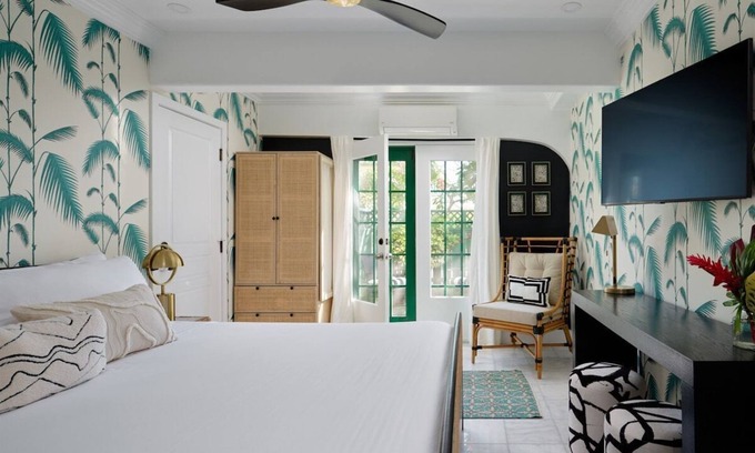 Wailuku Bed & Breakfast | Experience Mele Suite: Historic Charm with Free Breakfast