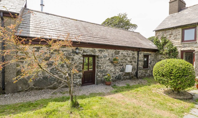 Garndolbenmaen Cottage | Pet-Friendly Melin Bach: Character Cottage with Ocean View